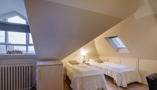 Habitación básica con 2 camas individuales