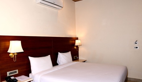 Habitación superior con 1 cama doble o 2 individuales, vistas al jardín