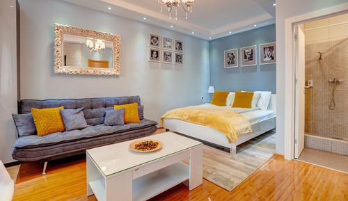 Habitación Confort con 2 camas individuales, 1 cama doble con sofá cama, vistas al jardín