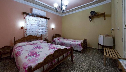 Habitación triple Confort, varias camas, vistas al patio