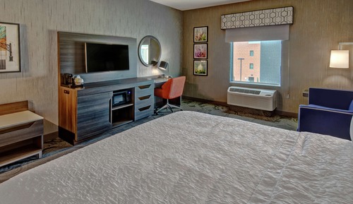 Habitación, 1 cama de matrimonio grande con sofá cama, frigorífico y microondas