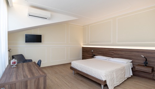 Habitación doble, 1 cama de matrimonio, vistas a la ciudad (Romeo)