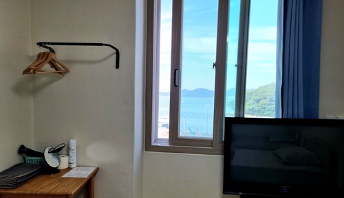 Habitación básica con 2 camas individuales