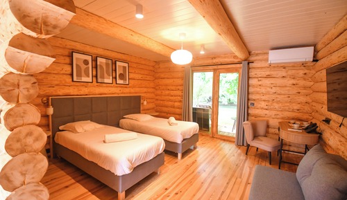 Habitación superior con 1 cama doble o 2 individuales, terraza, en la zona del jardín