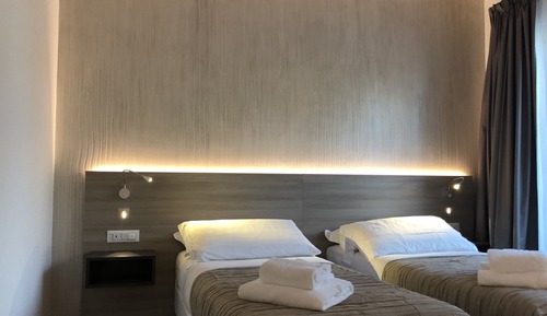 Habitación panorámica con 1 cama doble o 2 individuales, balcón, vistas a la piscina