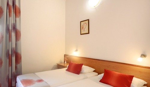 Habitación con 1 cama doble o 2 individuales, balcón