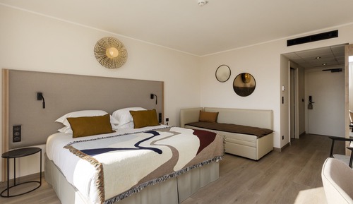 Habitación superior, vistas parciales al mar