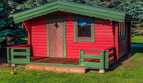 Cabaña básica, varias camas, baño compartido, vistas al jardín