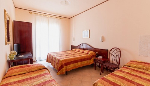Habitación triple, varias camas