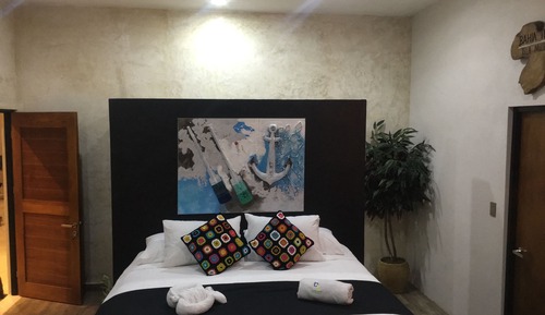 Suite estudio de luna de miel, 1 cama de matrimonio grande, acceso a la piscina, vistas al mar
