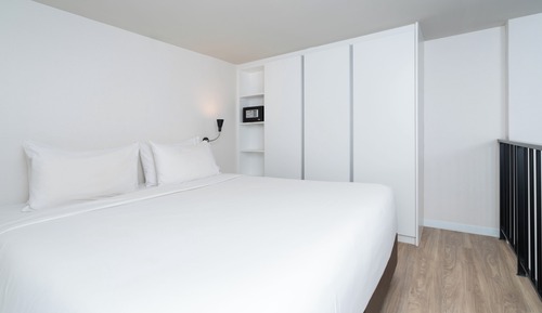 Dúplex Deluxe, 1 cama de matrimonio grande, no fumadores, junto a la piscina (Living Room)