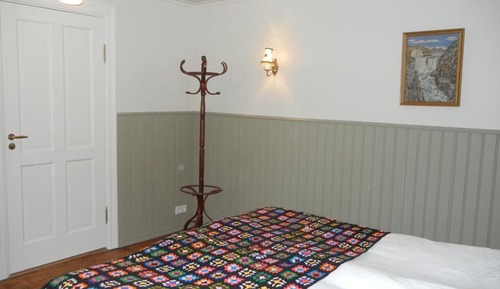 Habitación con 1 cama doble o 2 individuales, baño compartido (2)
