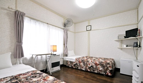 Habitación estándar con 2 camas individuales, baño compartido