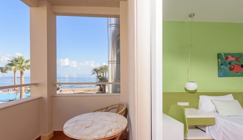 Habitación estándar con 1 cama doble o 2 individuales, vistas parciales al mar