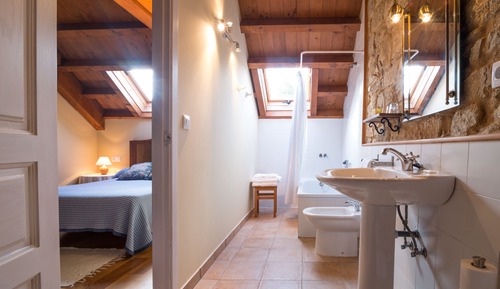 Habitación básica con 1 cama doble o 2 individuales, vistas al jardín