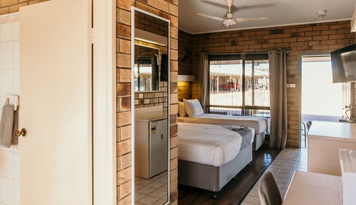 Habitación con 2 camas individuales (Queen and Single Pet friendly)