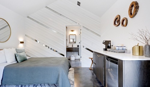 Cabaña, 1 cama de matrimonio con sofá cama, bañera de hidromasaje, en la zona del patio