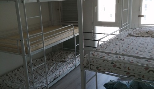 Dormitorio compartido económico, 1 cama individual, baño compartido, vistas a la ciudad (5)