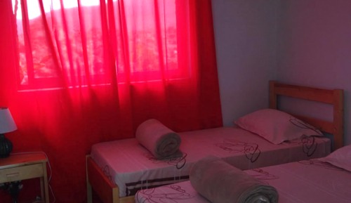 Habitación con 1 cama doble o 2 individuales, baño compartido