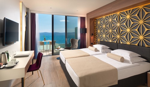 Habitación superior con 1 cama doble o 2 individuales, vistas al mar