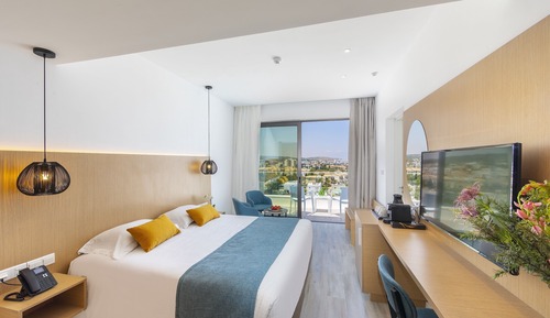 Habitación, vistas parciales al mar