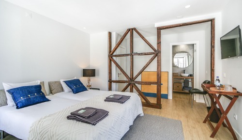 Habitación superior con 1 cama doble o 2 individuales, 2 camas individuales, vistas a la ciudad