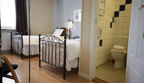 Habitación básica con 2 camas individuales