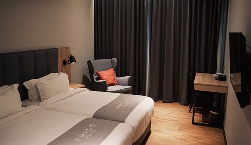 Habitación superior con 2 camas individuales, varias camas
