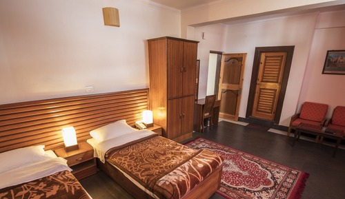 Habitación estándar con 1 cama doble o 2 individuales, 1 cama doble, vistas a la montaña