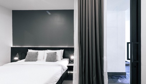 Standard Room, 1 King Bed, Non Smoking, Pool Access