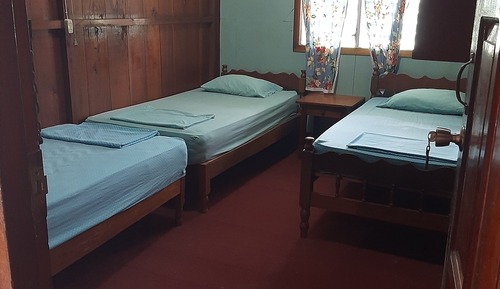 Habitación básica con 2 camas individuales, baño compartido