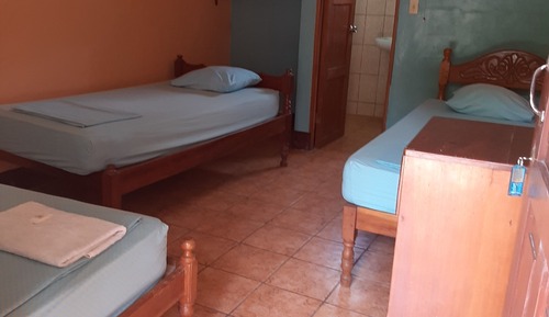 Habitación triple económica, baño privado
