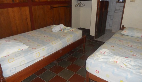 Habitación económica con 2 camas individuales, baño privado
