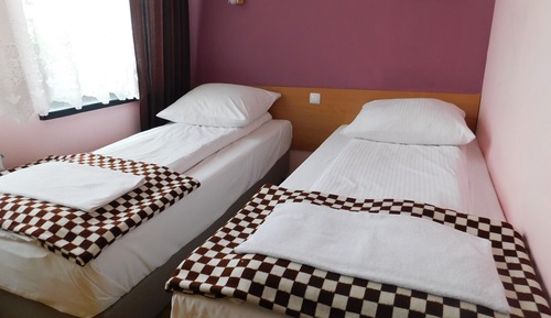 Habitación básica con 2 camas individuales