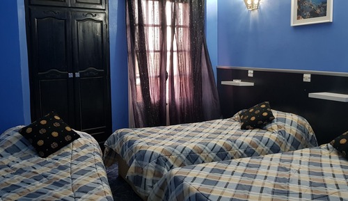 Habitación triple básica, 3 camas individuales, fumadores, vistas a la ciudad