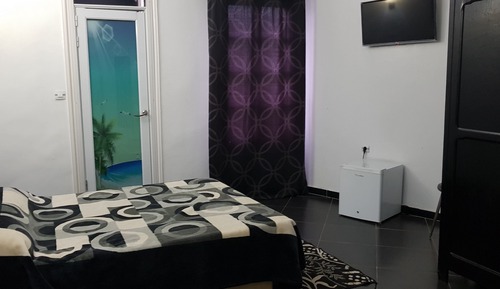 Habitación básica con 1 cama doble o 2 individuales, fumadores, vistas parciales al mar