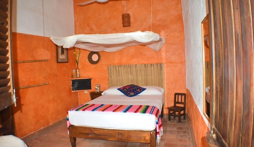 Basic Cabin, 1 Double Bed, Courtyard View  Baño privado fuera de la habitación