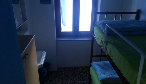 Dormitorio compartido, dormitorio mixto, baño compartido