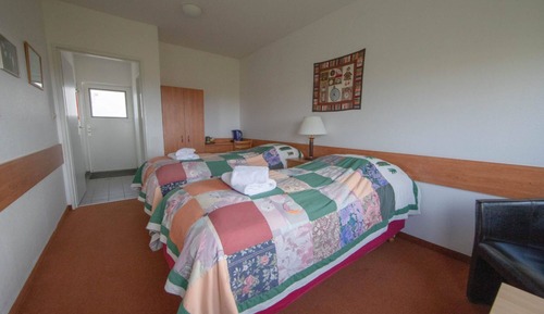 Habitación con 2 camas individuales, baño privado