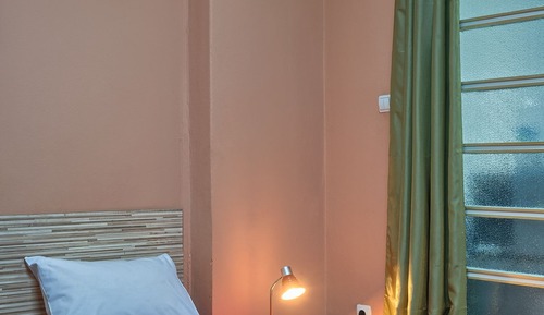 Habitación con 2 camas individuales, baño compartido