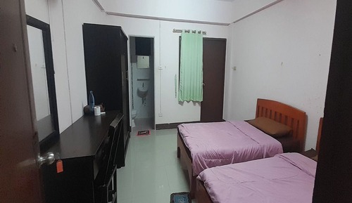 Habitación básica con 2 camas individuales