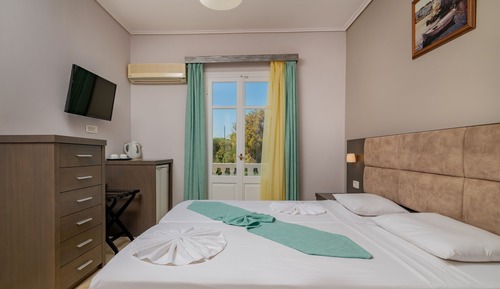 Habitación básica con 1 cama doble o 2 individuales
