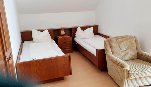 Habitación con 2 camas individuales, en edificio anexo (Attic - Dachgeschoss)
