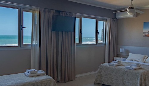 Habitación familiar, no fumadores (1 double and 3 single beds )
