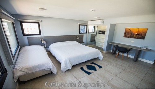 Habitación triple superior, no fumadores (1 double and 1 twin bed)