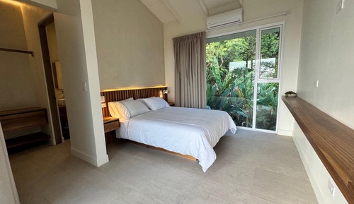 Habitación, vistas parciales al mar