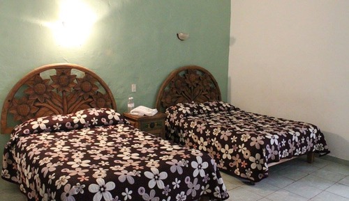 Habitación básica con 2 camas individuales