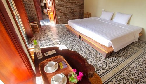 Habitación superior con 1 cama doble o 2 individuales, vistas al jardín