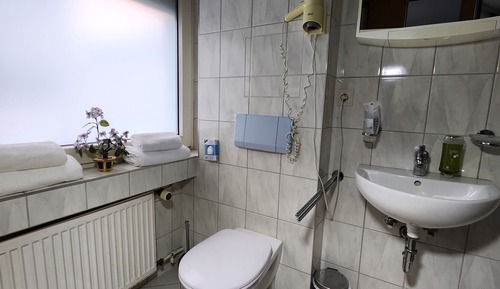Habitación económica con 2 camas individuales, baño privado
