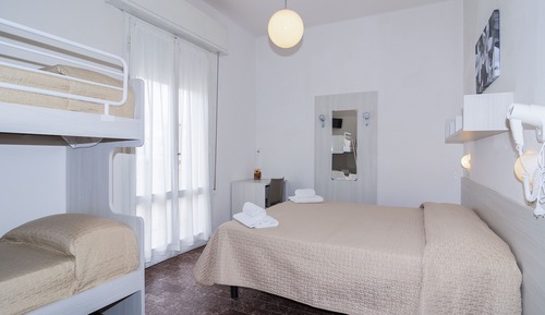 Habitación cuádruple superior, vistas parciales al mar